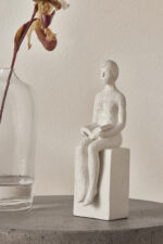 ESCULTURA FEMININA LEITURA - Imagem 5