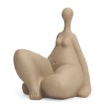 ESTATUETA MULHER SENTADA COM PERNA CRUZADA