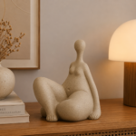 ESTATUETA MULHER SENTADA COM PERNA CRUZADA - Imagem 4