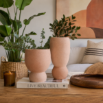 VASO DECORÂTIVO EM CERÂMICA TERRACOTA BASE ESCULTURAL - Imagem 3